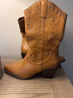 Dream Pairs Tan Western Studded Mid-Heel Cowboy Boots